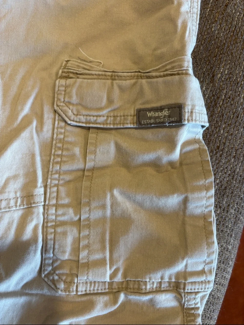 Wrangler Beige Cargo Shorts with Multiple Pockets - Picture 3 of 5